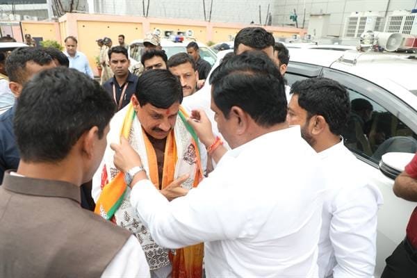 मुख्यमंत्री डॉ. मोहन यादव आज इंदौर पहुँचे यहाँ उनका जनप्रतिनिधियों ने स्वागत किया