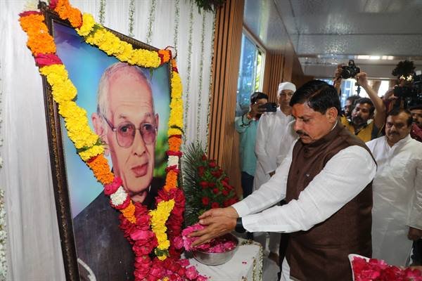 मुख्यमंत्री डॉ. मोहन यादव ने इंदौर पहुँच कर विधायक श्री रमेश मेंदोला के पिता के निधन पर दी श्रद्धाजंलि