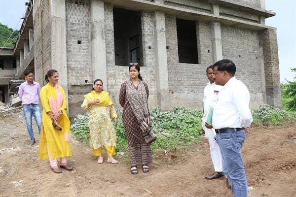 कलेक्टर द्वारा खरडू बड़ी में औषधीय पौधो का वृक्षारोपण किया गया