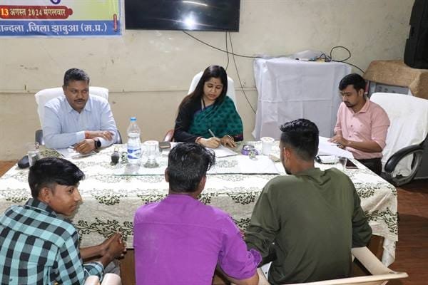 कलेक्टर द्वारा विशेष जनसुनवाई में प्राप्त आवेदनों के तत्काल निराकरण के निर्देश दिए