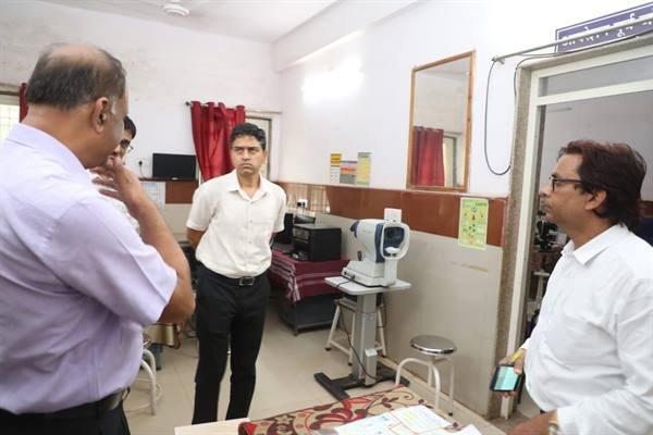 कलेक्टर श्री यादव ने जिला चिकित्सालय का किया औचक निरीक्षण जिला अस्पताल के वार्डाे और परिसर की साफ – सफाई व्यवस्था दुरूस्त करने के दिए निर्देश