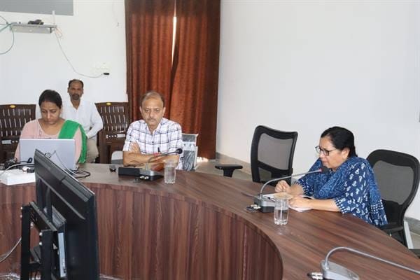 सीएम हेल्पलाइन में लंबित षिकायतों को दोगुनी रफ्तार से निराकृत करें-रानी बाटड