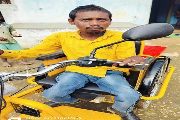 संजय कोल को ट्राईसाइकिल मिलने से चलना हुआ आसान
