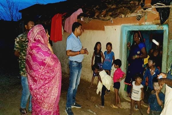उल्टी दस्त की शिकायत प्राप्त होने पर स्वा0 टीम ने ग्राम का किया निरीक्षण