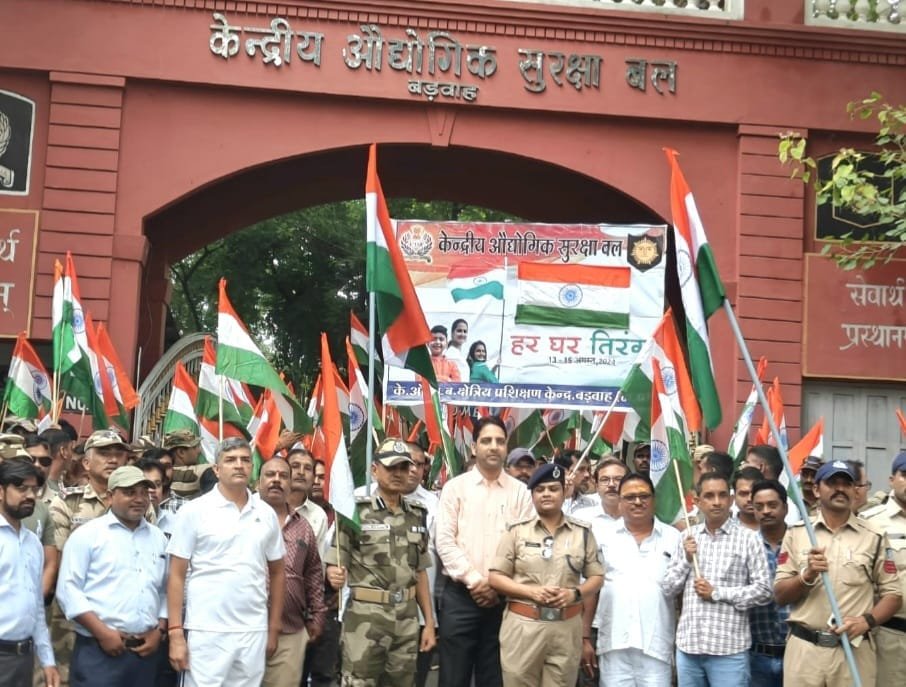 राजस्व,पुलिस और नगर पालिका ने सयुक्त रूप से निकाली तिरंगा रैली