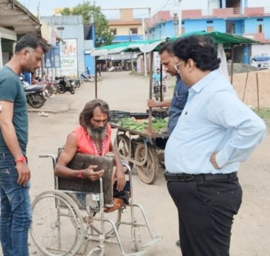कलेक्टर की सहृदयता से दिव्यांग मेवानाथ को मिली व्हील चेयर