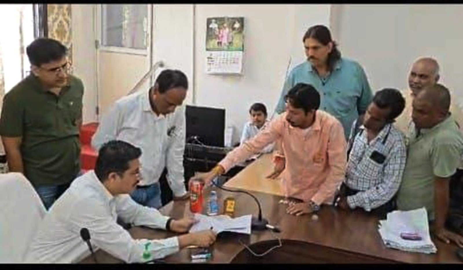 हाथों में शराब के क्वार्टर लेकर जनसुनवाई में कलेक्टर के समक्ष पहुंचे शिवसेना नेता