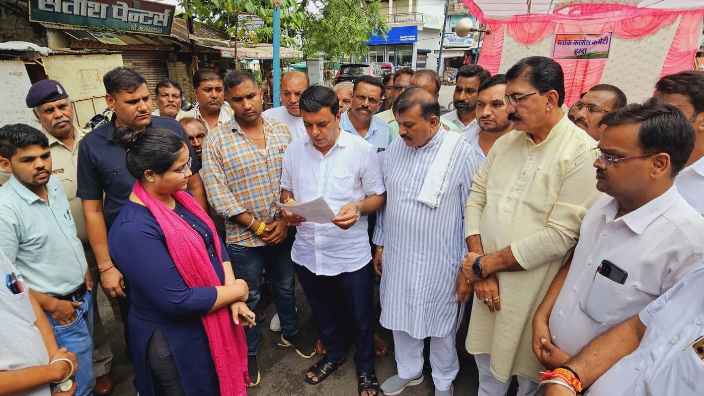 कांग्रेस ने किया धरना प्रदर्शन, राज्यपाल के नाम सौंपा ज्ञापन