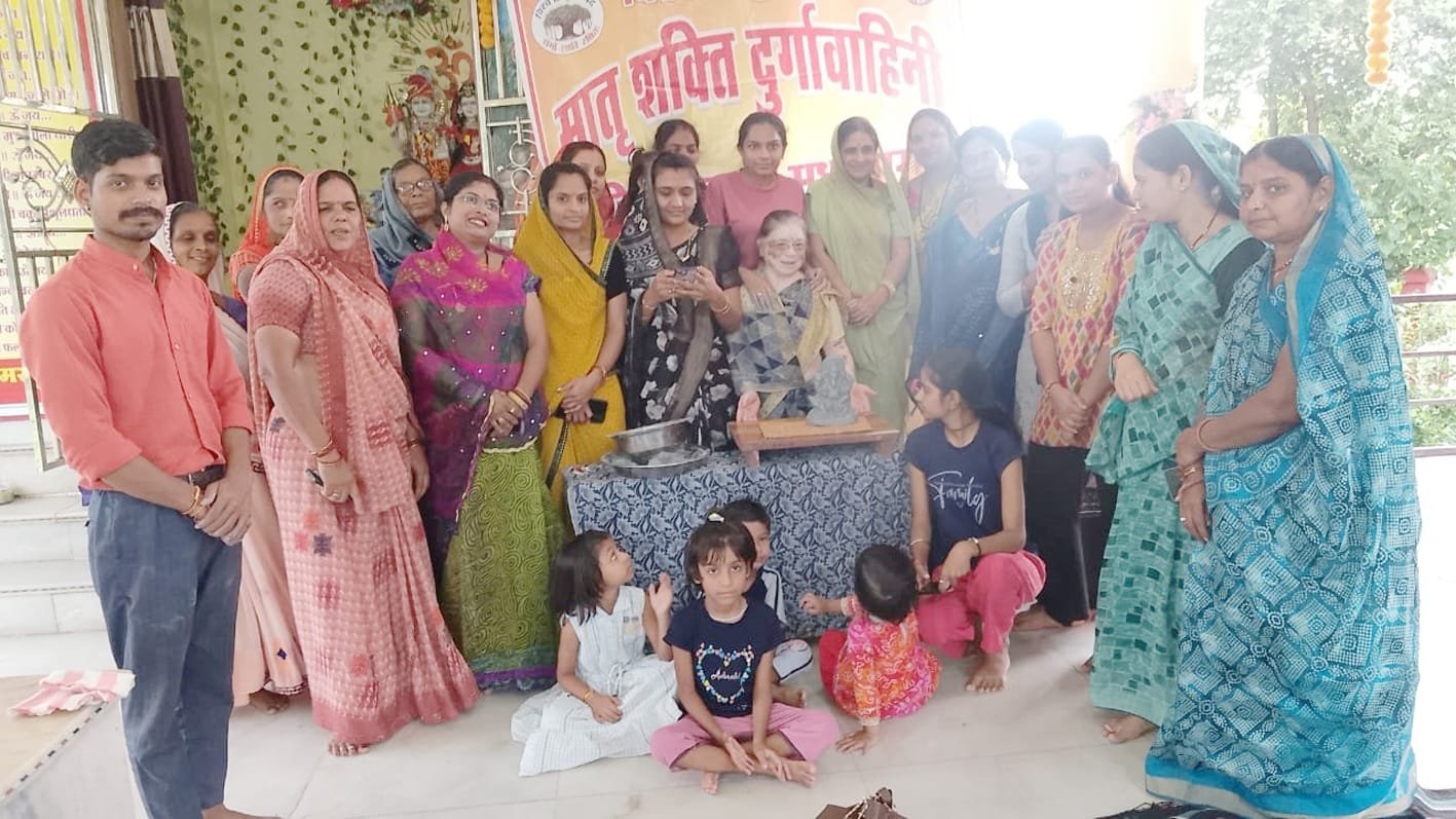 महिलाओं को दिया गणेश जी की मूर्ति बनाने का प्रशिक्षण