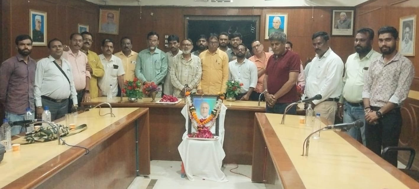 वरिष्ठ पत्रकार देवेंद्र जैन को दी श्रद्धांजलि