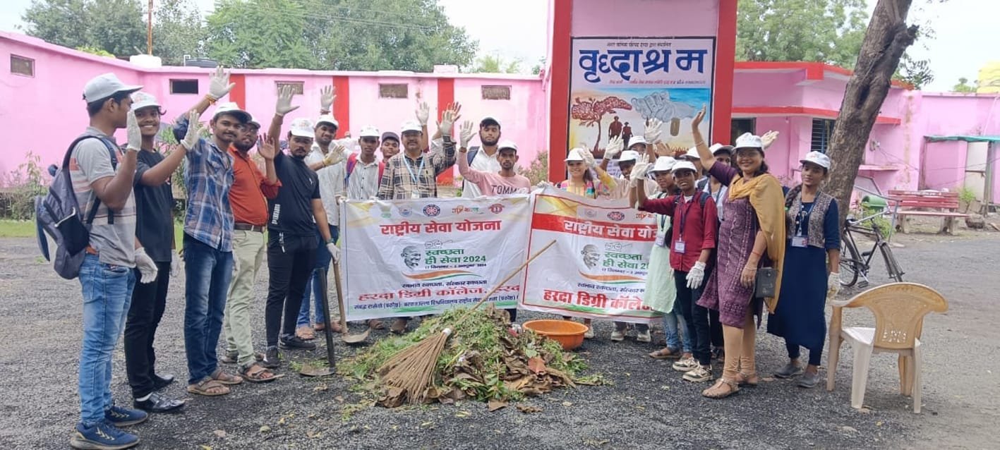 वृद्धाश्रम में की साफ-सफाई
