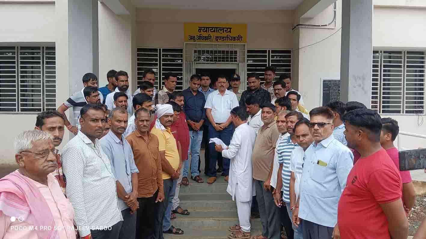पोस्टर फाडऩे का मामला, बाबा रामदेव के भक्तों ने टिमरनी एसडीएम को सौंपा ज्ञापन