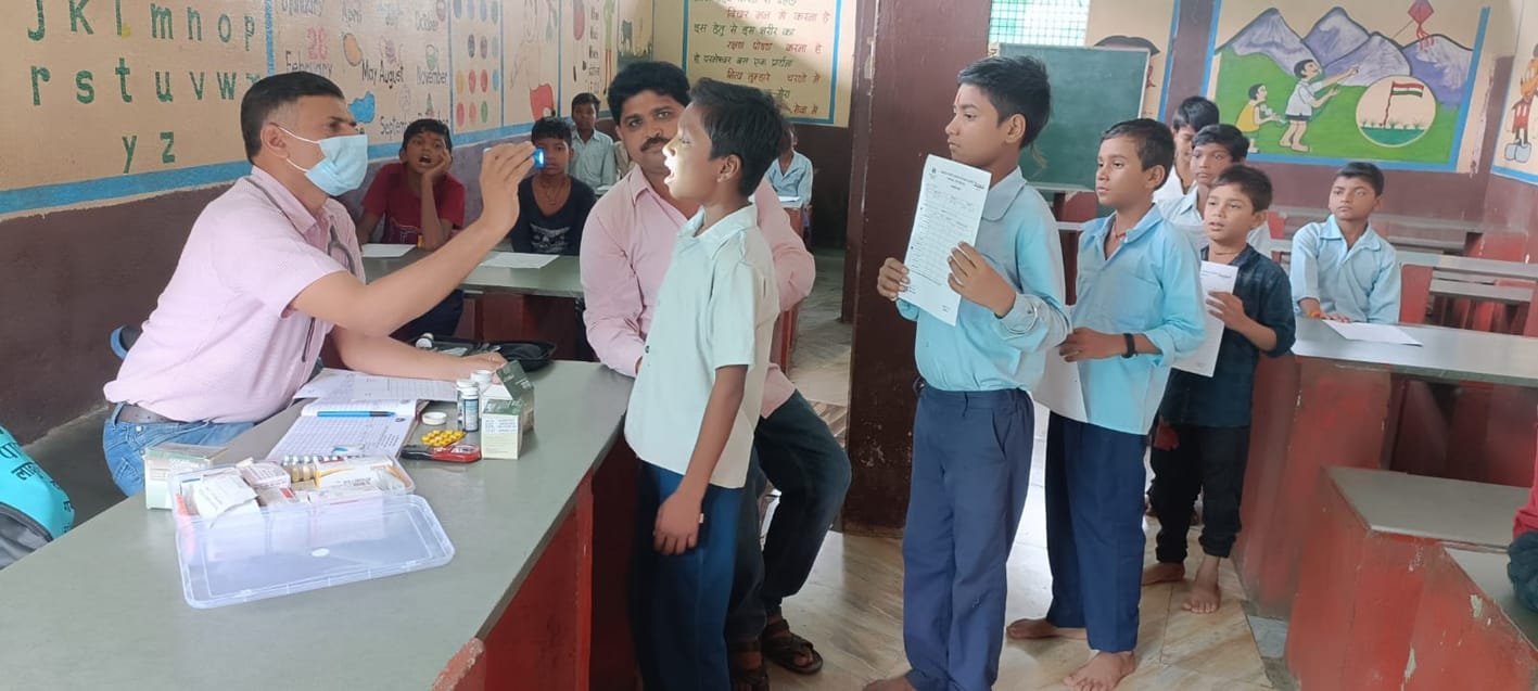 बालक छात्रावास में छात्रों का स्वास्थ्य परीक्षण हुआ
