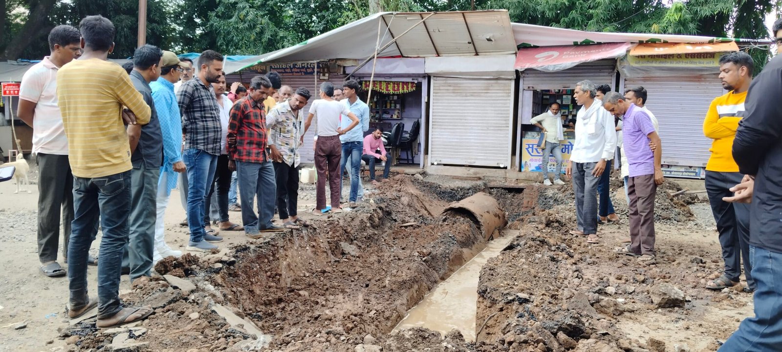 स्टेशन रोड का काम 4 महीने से बंद, त्योहार के दिन खुली ठेकेदार की नींद