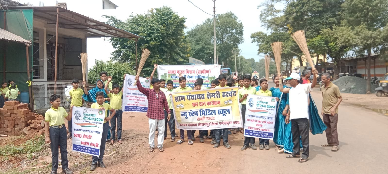 न्यू स्टेप मिडिल स्कूल के शिक्षकों एवं बच्चों ने चलाया स्वच्छता अभियान लगाई झाड़ू