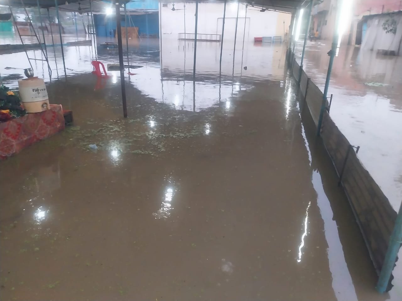 अधूरा नाला बन रहा शहर के निवासियों के लिए परेशानी, तेज बरसात से उफान पर आया नाला