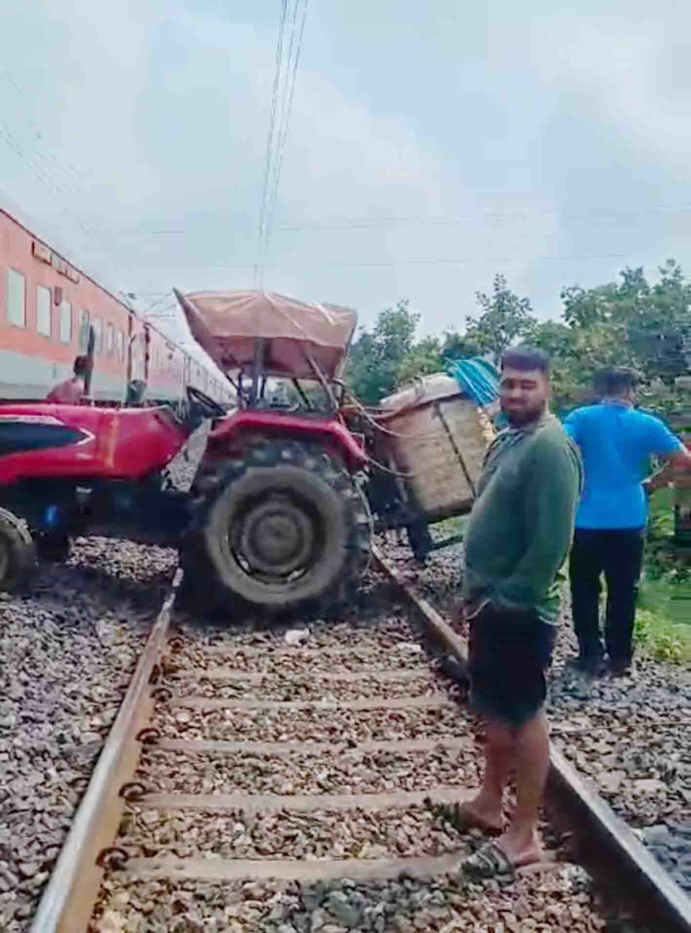 रेलवे लाइन पार करते समय फंसा ट्रैक्टर,  आधे घंटे बाधित रहा रेलवे यातायात