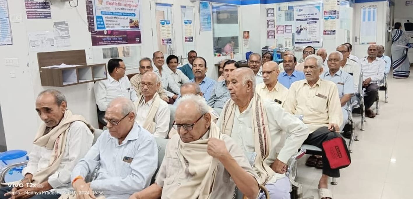 भारतीय स्टेट बैंक ने पेंशनरो का किया सम्मान  