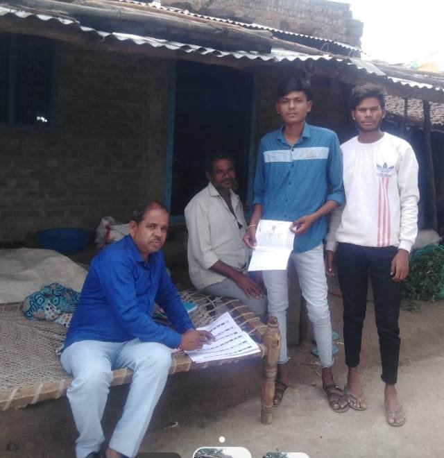 बीएलओ छोटेराम पाटीदार तन्मयता के साथ कर रहे घर-घर जाकर सर्वे का कार्य