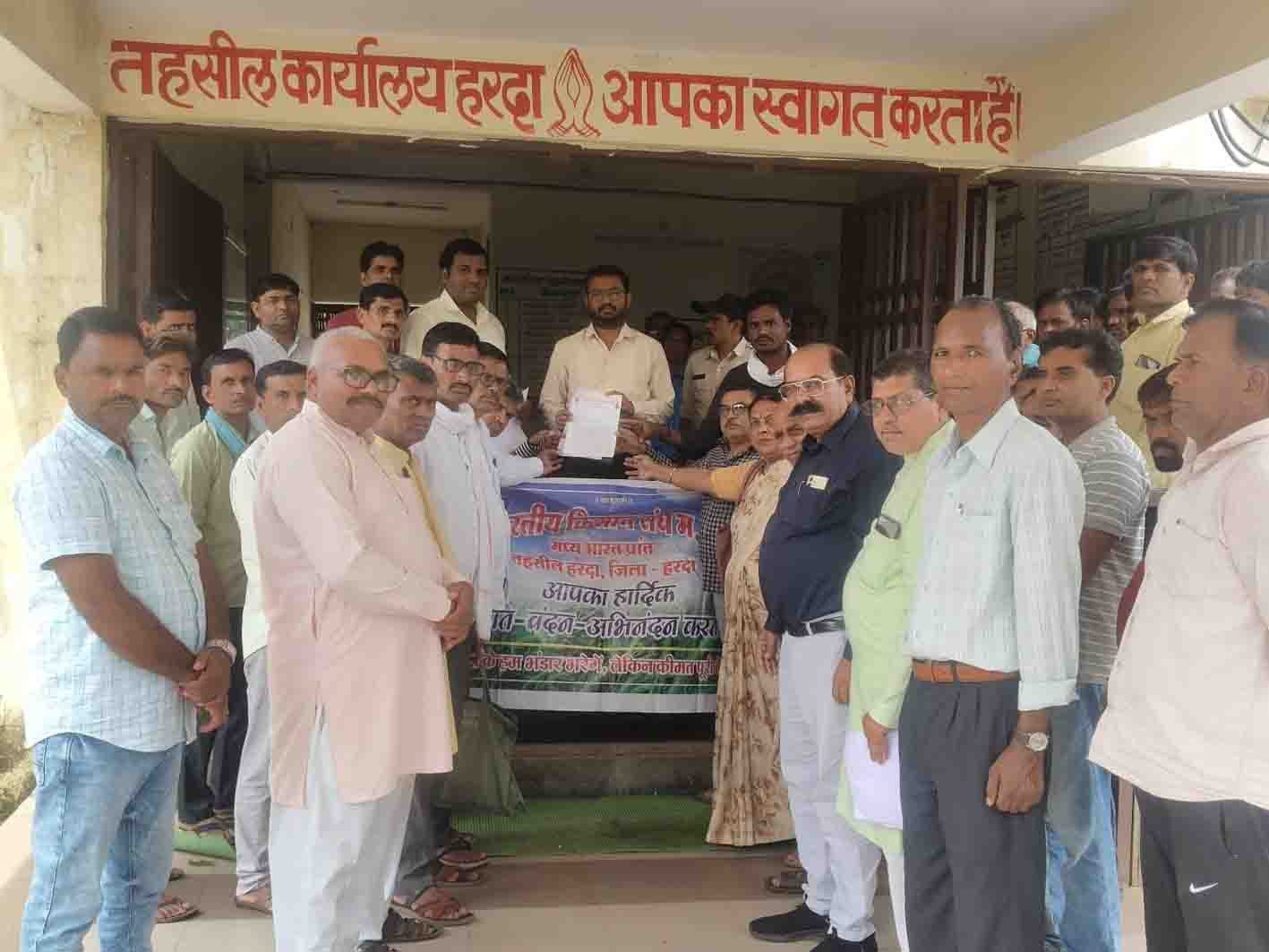 सोयाबीन का भाव ६ हजार करने भाकिसं ने सौंपा ज्ञापन