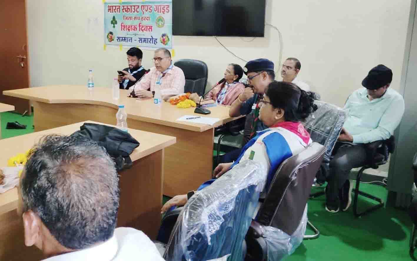 स्काउट गाईड ने सेवानिवृत शिक्षकों का किया सम्मान