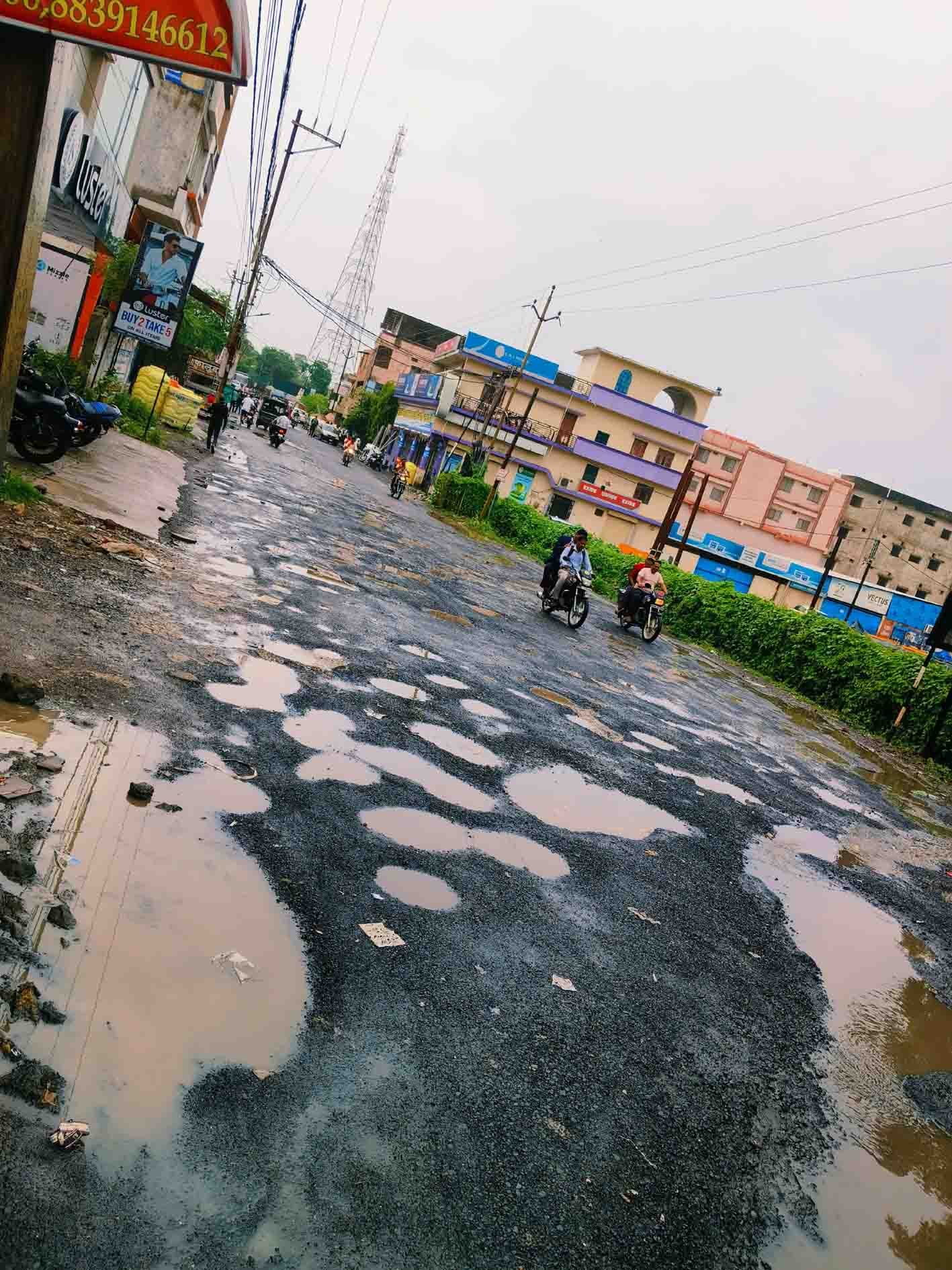कुम्भकरणी नींद से आखिर कब जागेगा प्रशासन, 200 मीटर सड़क पर सैकड़ों गड्ढे, अन्य मार्ग भी खस्ताहाल