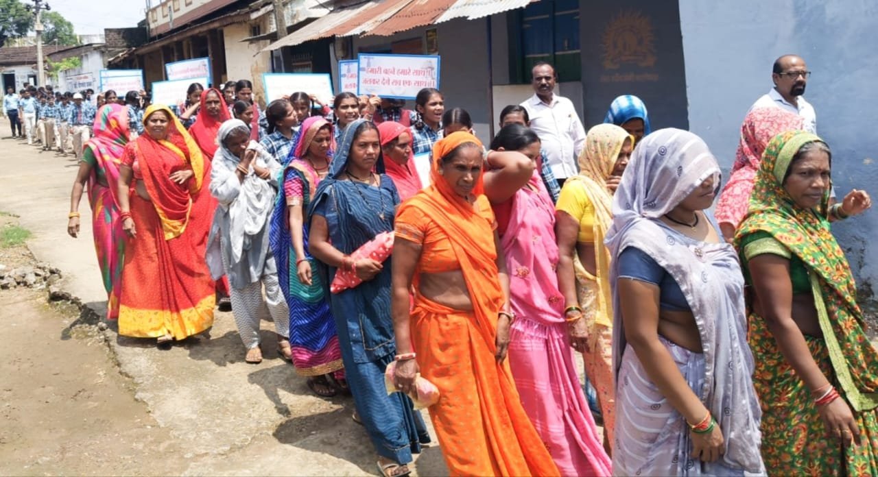 स्वसहायता समूह की दीदियों ने पंचायतों में 63 हजार जलकर वसूला