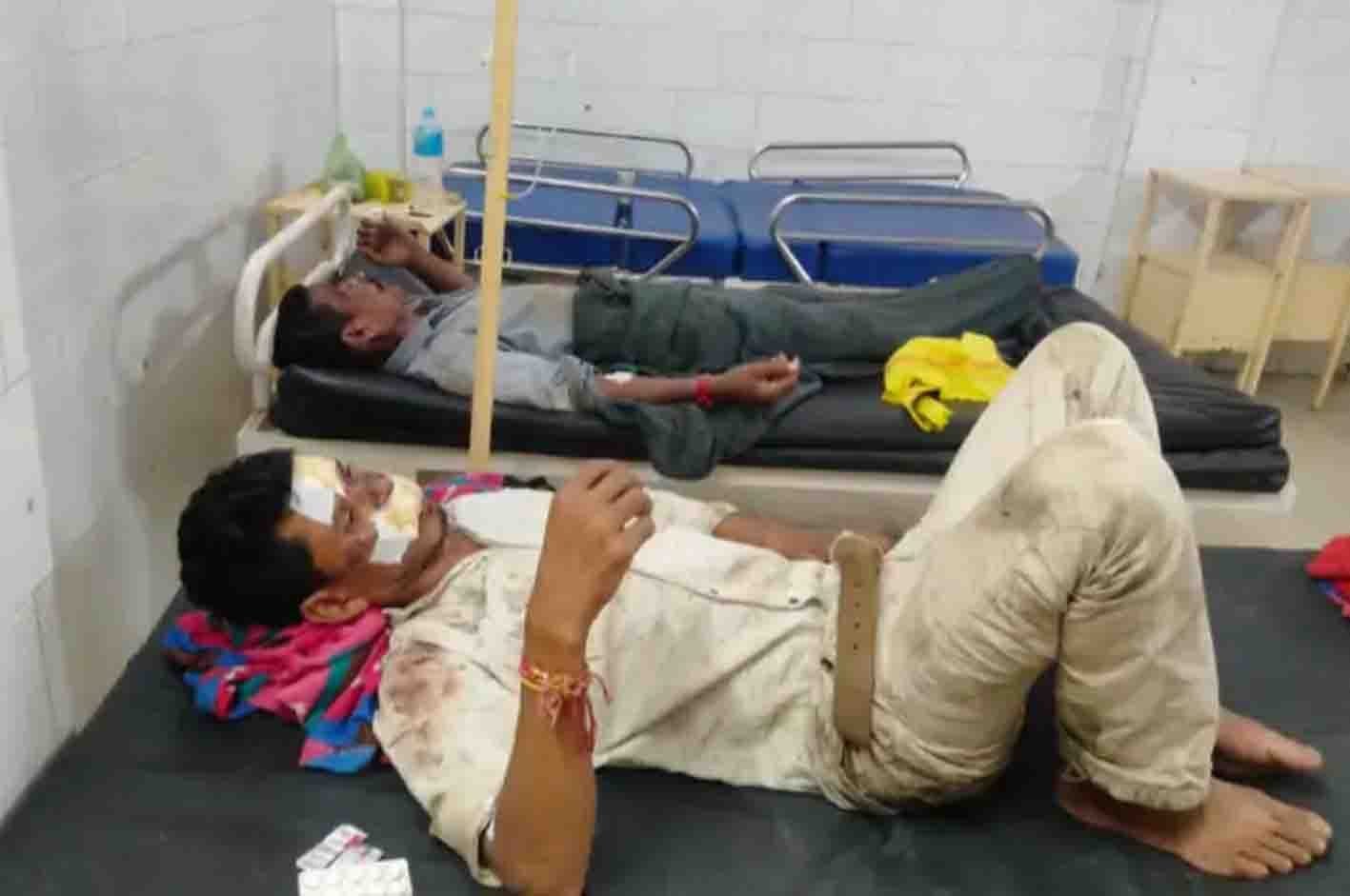 सड़कों पर गड्ढों से हो रहे हादसे, दो युवक घायल