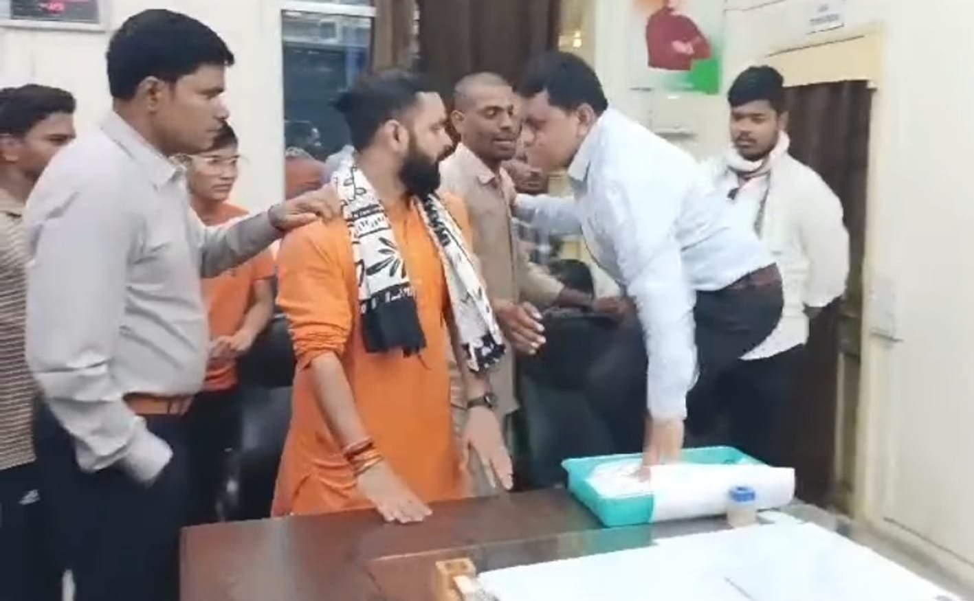 कॉलेज में हंगामाअभाविप कार्यकर्ताओं और कॉलेज प्राचार्य के बीच हुई झूमा-झटकी