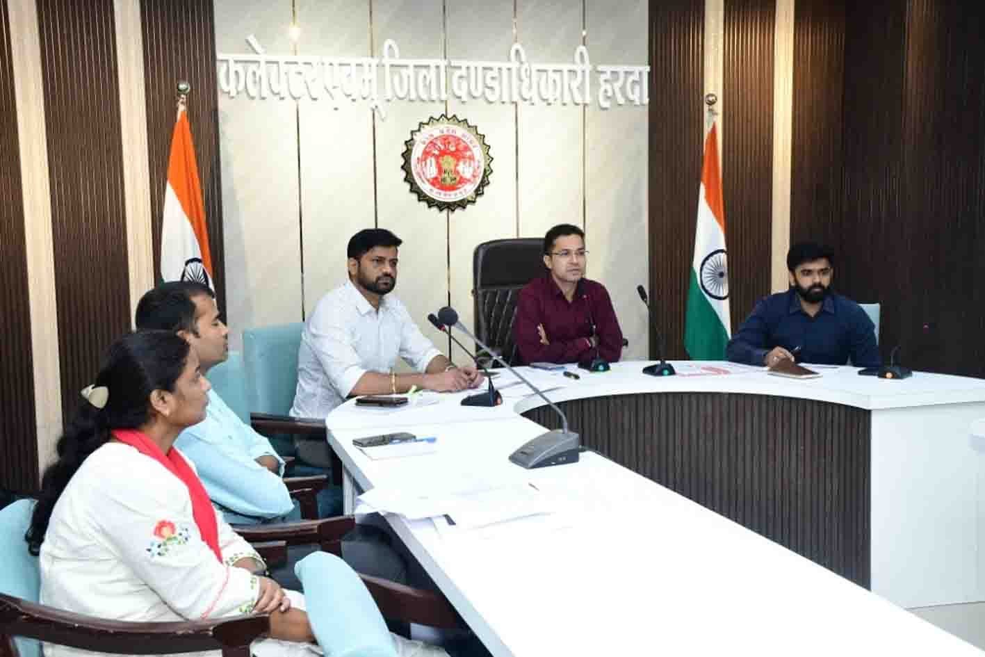 सीएम हेल्पलाइन में दर्ज शिकायतों का संतुष्टिपूर्वक निराकरण करें