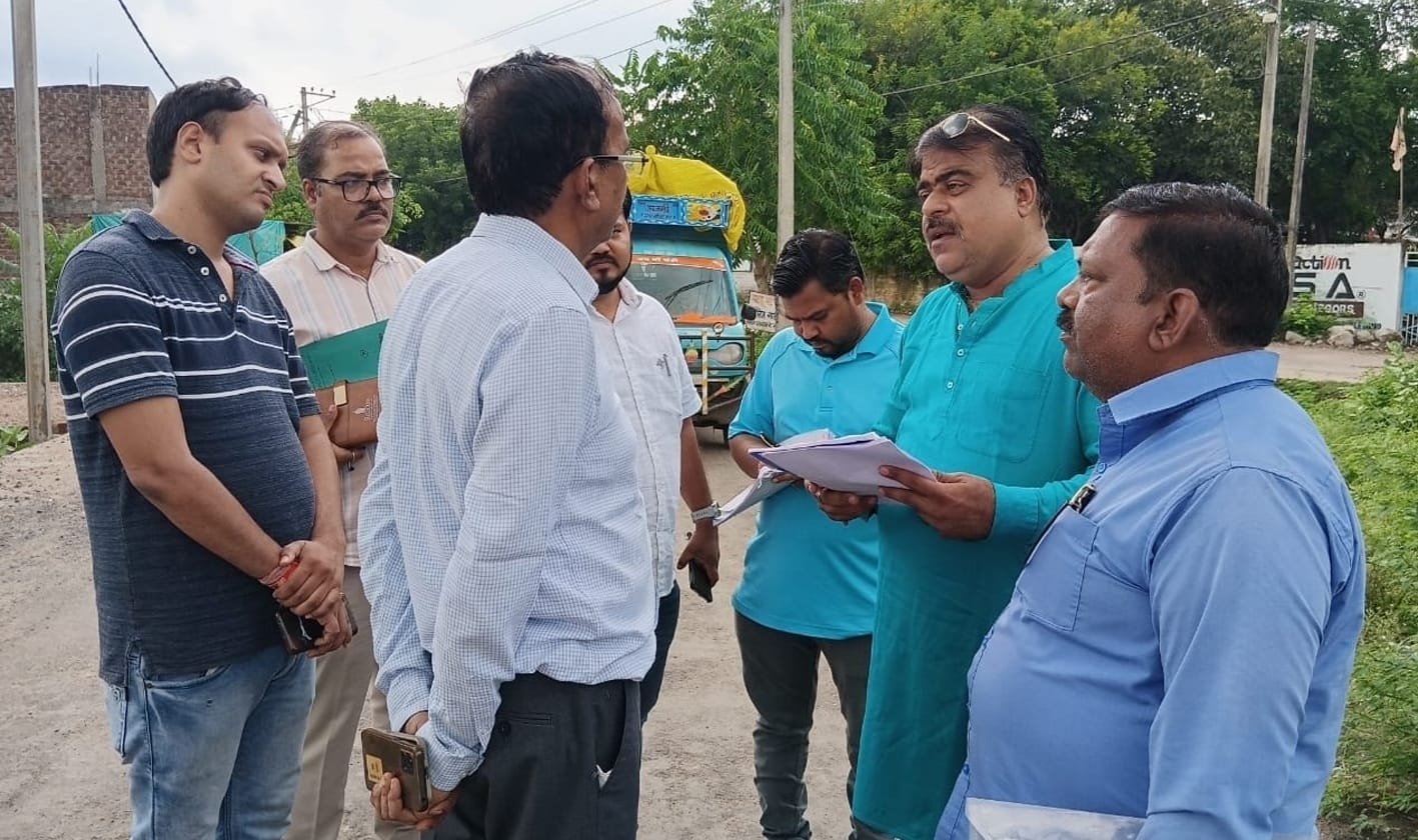 सड़क निर्माण की जांच करने आए अधिकारी