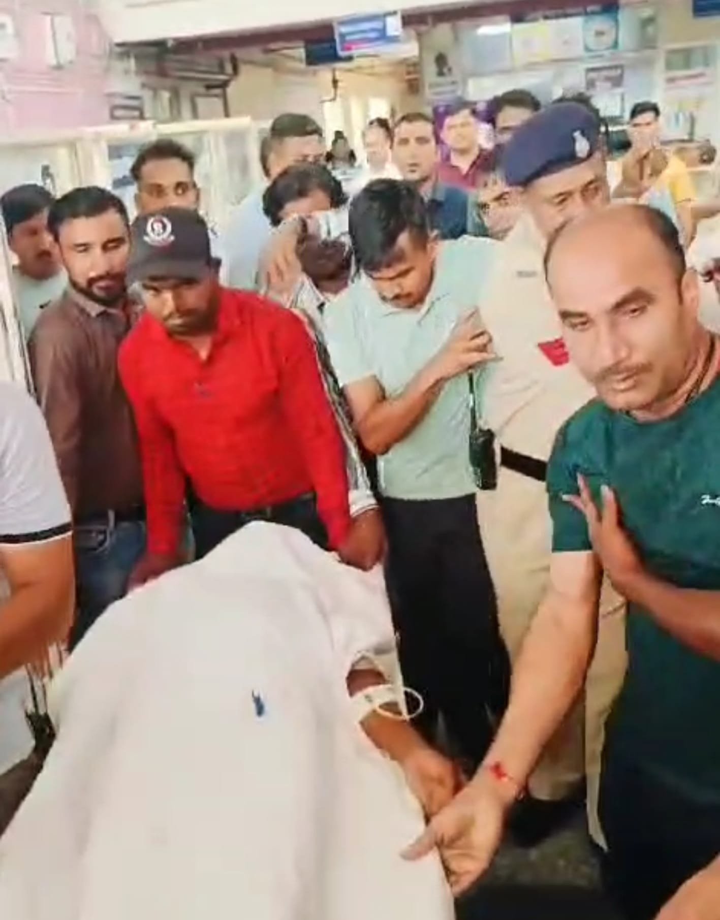 पुलिस के जज्बे को सलाम…