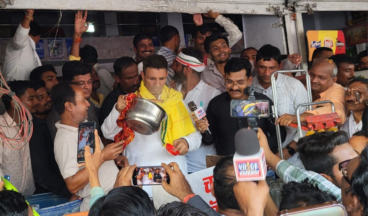 पीसीसी चीफ ने दुर्गा चौक पर बनाई चाय, कर्मचारी को भी पिलाई