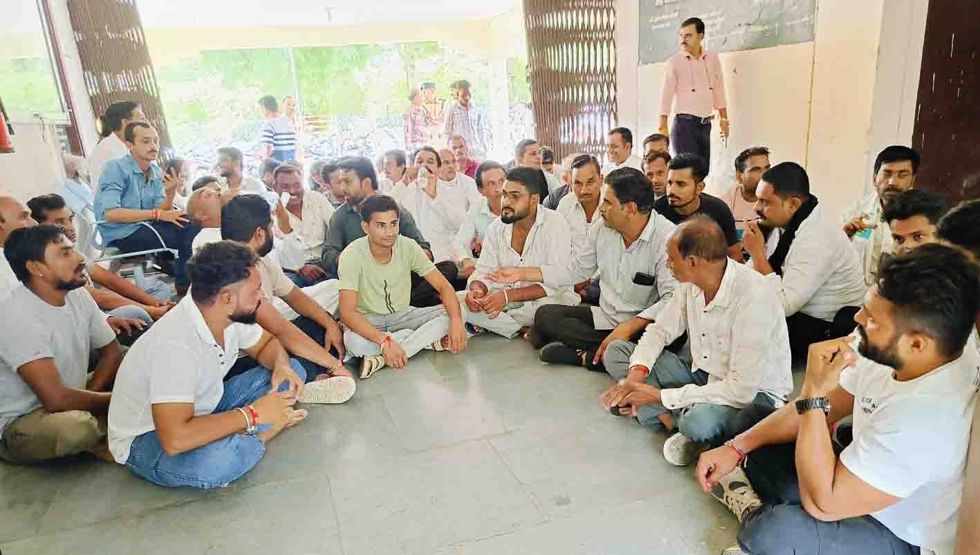 मूंग भुगतान मामला- किसानों का टूटा सब्र, जनसुनवाई मुख्य गेट पर बैठकर किया प्रदर्शन