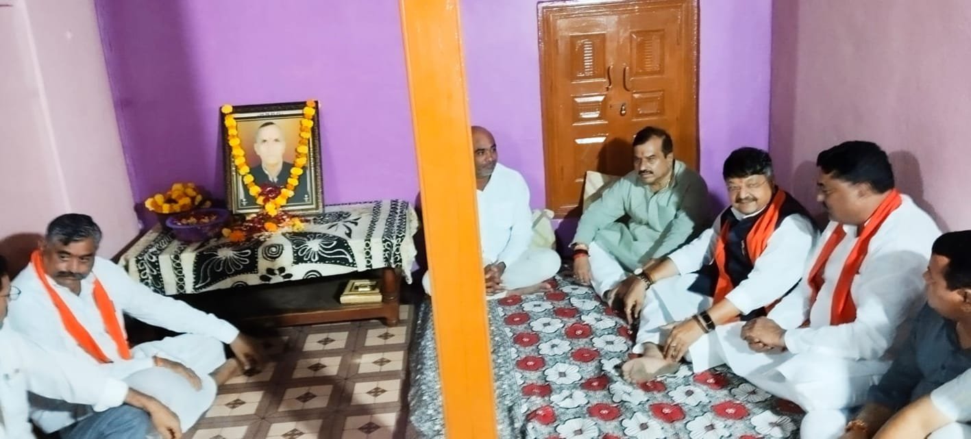 शोक संवेदना व्यक्त करने रातातलाई पहुंचे मंत्री   विजयवर्गीय