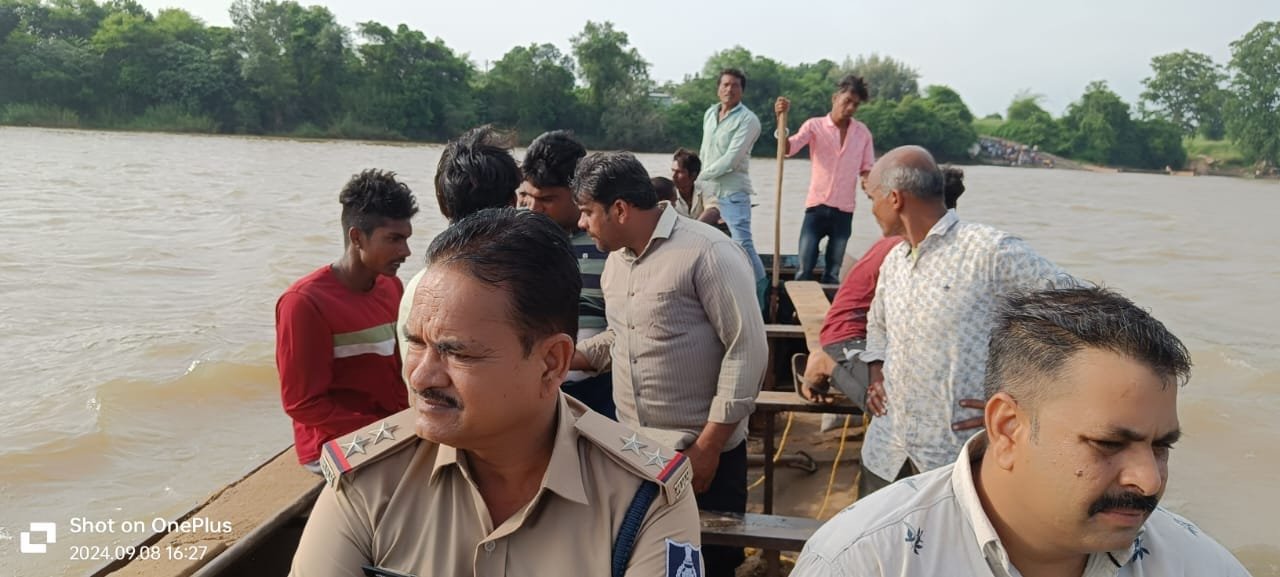 मां नर्मदा के राजौर तट पर 8 लोगों से भरी नाव पलटी