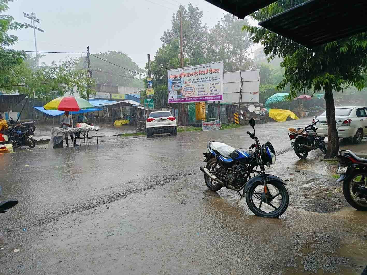 शहर में हुई तेज बारिश, छाए घने बादल