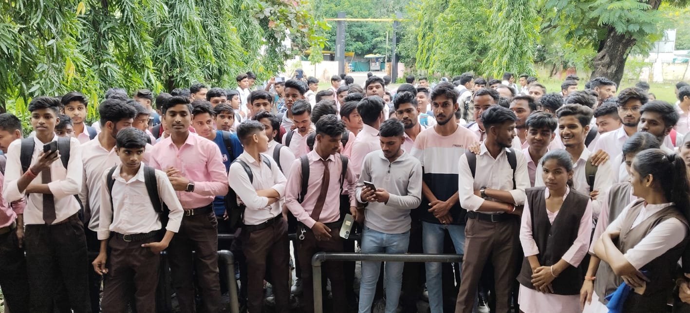 प्राचार्य के बचाव में आगे आए विद्यार्थी