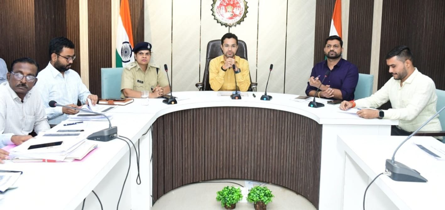 पशुपालक अपने गौवंश को सड़कों पर विचरण के लिए न छोड़े : कलेक्टर  