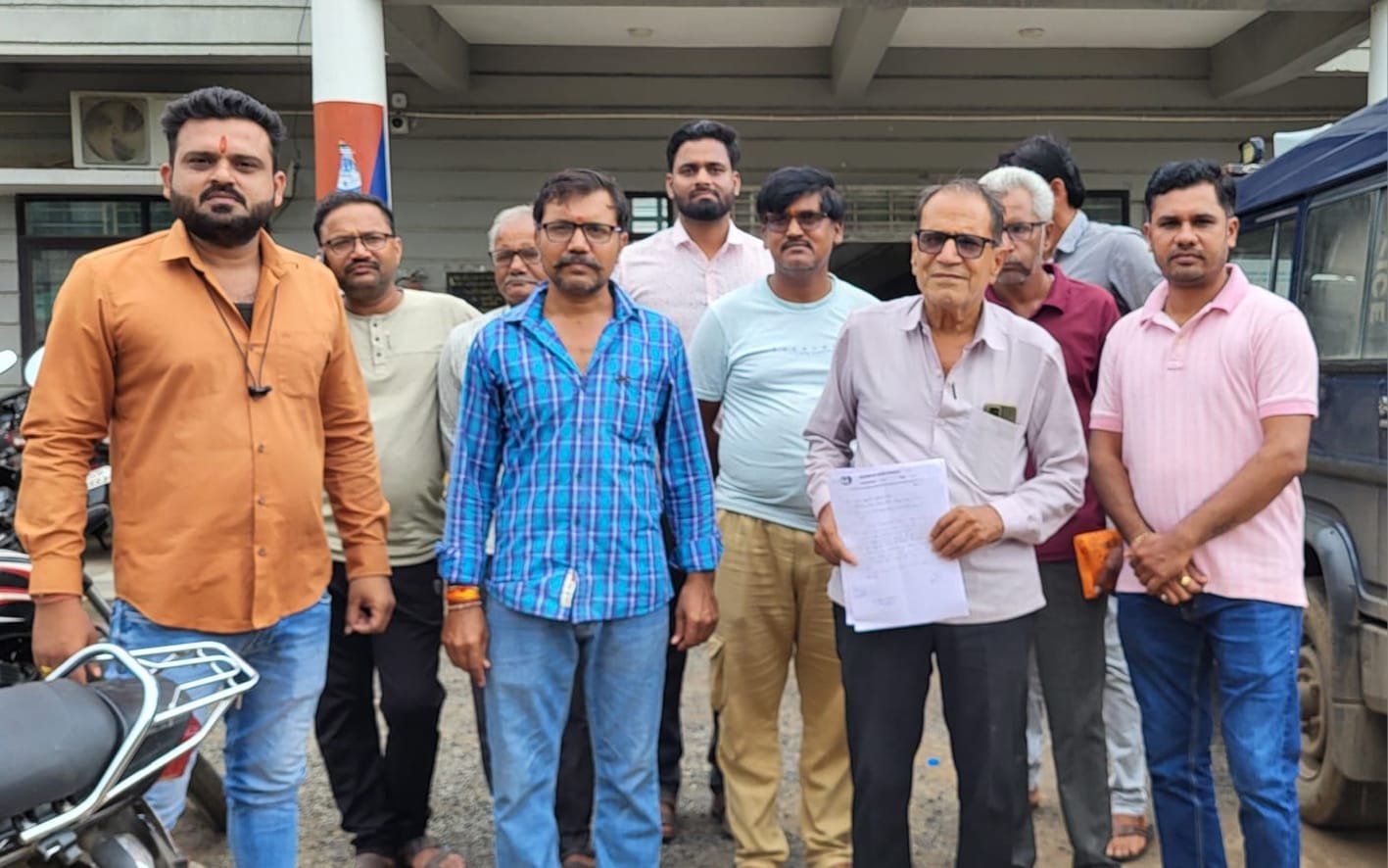 पीएम आवास योजना में नाम नहीं आने पर सरपंच – सचिव से  की अभद्रता
