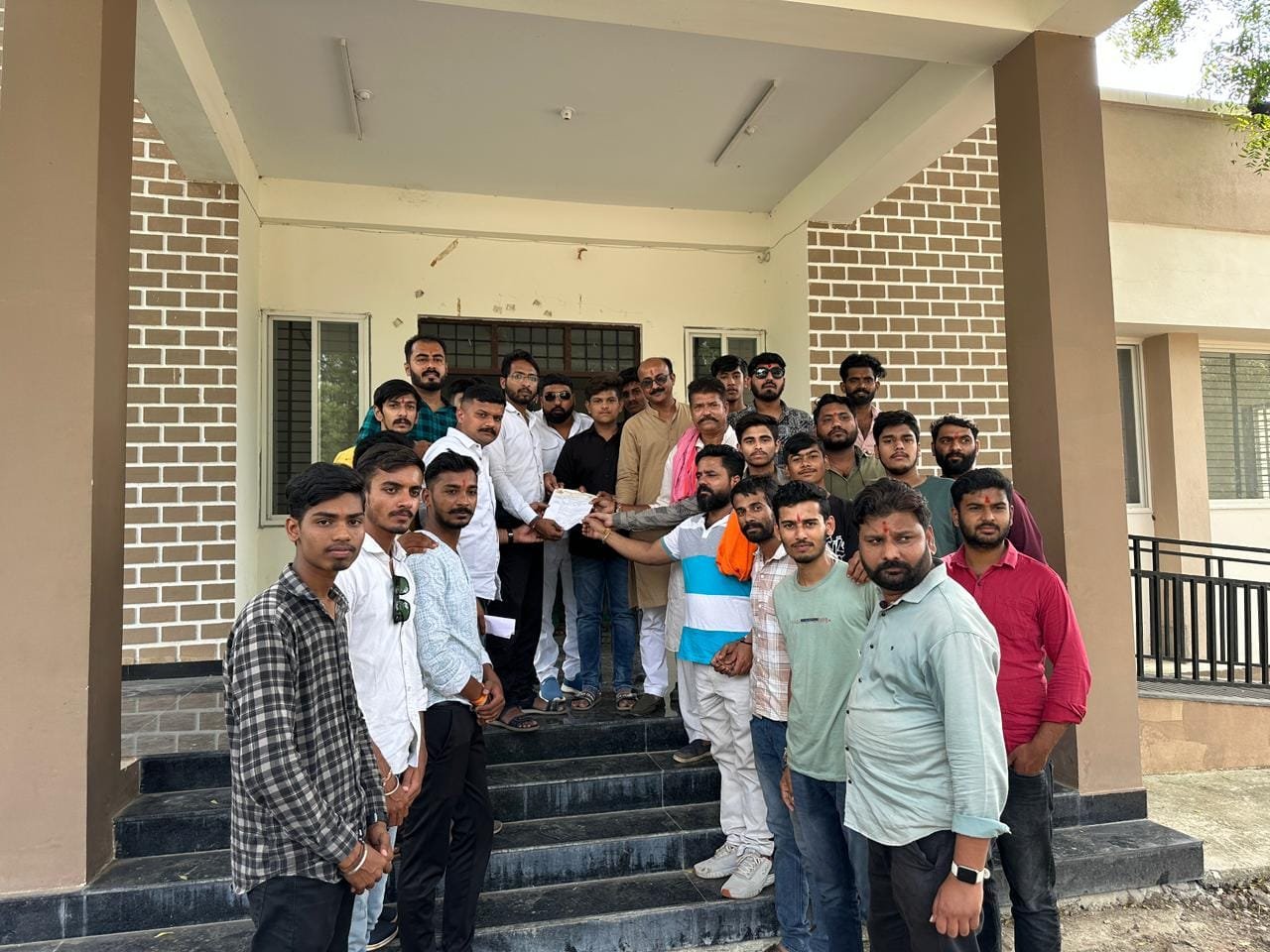 परशुराम सेना ने खातेगांव पहुंचकर एसडीएम के नाम सौंपा ज्ञापन  
