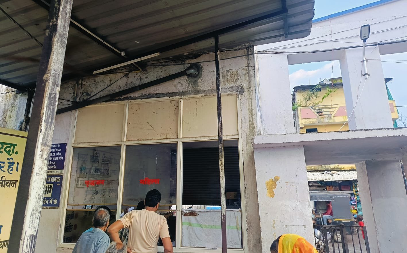 जिला अस्पताल के हालओपीडी पर्ची काउन्टर अब भी बदहाल, इस ओर नहीं किसी का ध्यान