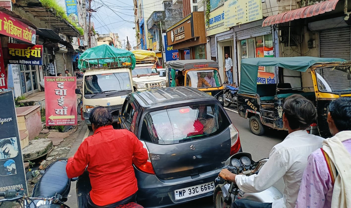 शहर की यातायात व्यवस्था फेल, सड़कों पर जहां-तहां खड़े वाहनों से लगता जाम