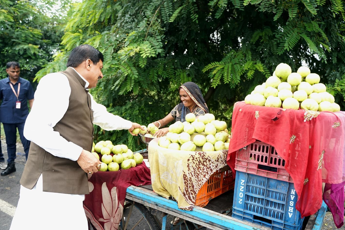 …तो सीएम ने खरीदे अमरूद
