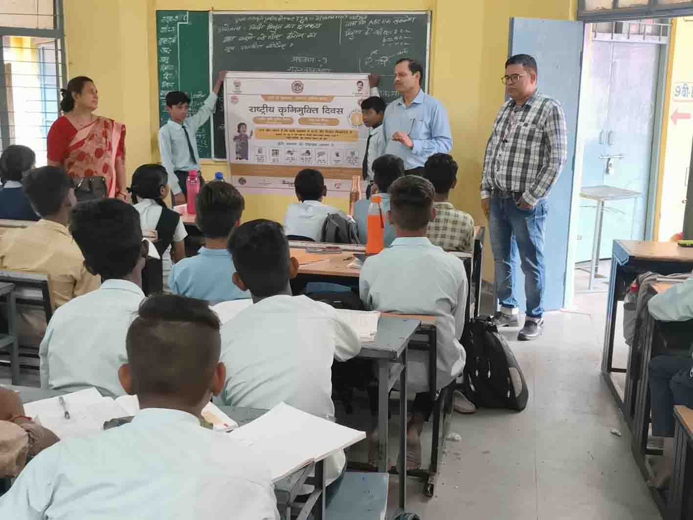 शालाओं में बच्चों को खिलाई कृमिनाशक गोली