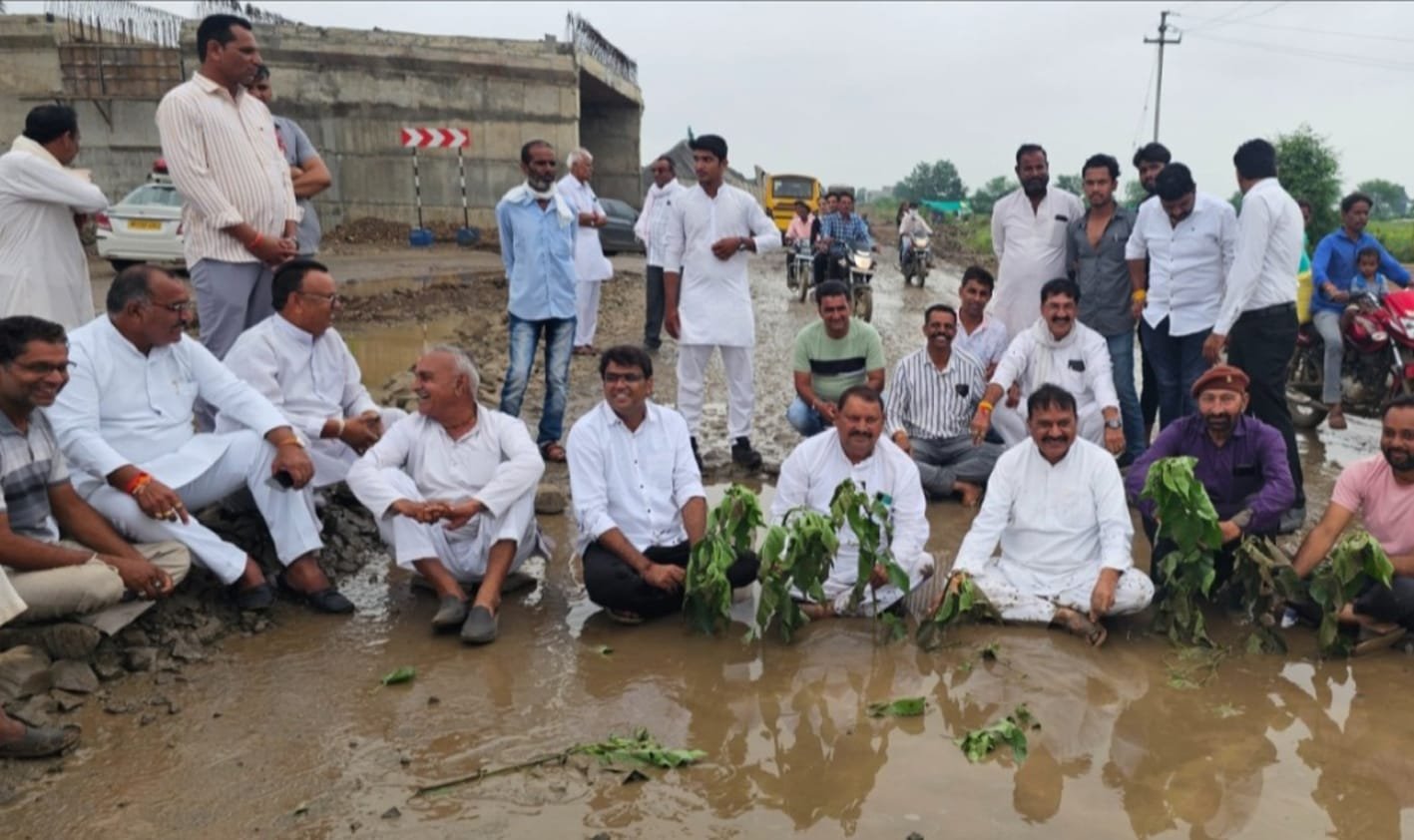 कीचड़ भरे गड्ढे में बैठकर विधायक ने किया अनोखा विरोध प्रदर्शन