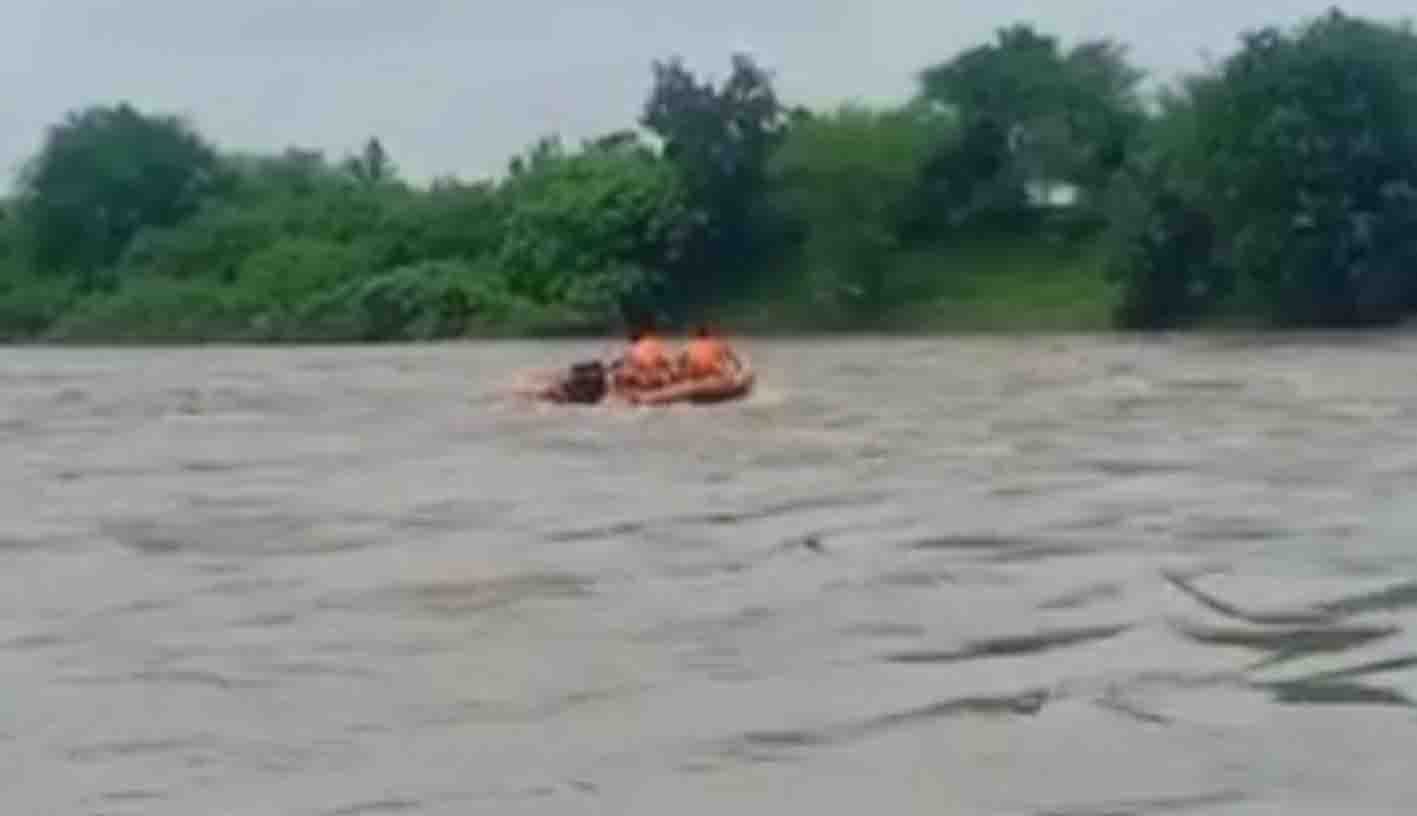 बाईक से रपटा पार करते समय दो युवक नदी में गिरे, एक बहा