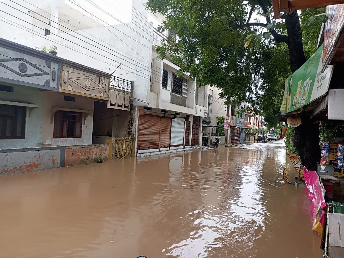 बारिश ने सफाई व्यवस्था की खोली पोल
