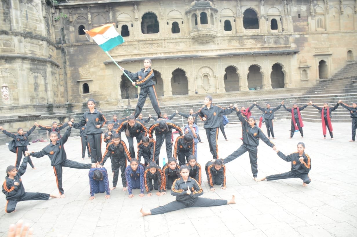 बालिकाओं ने दुपट्टे, बैग, पेन एवं क्लिप की सहायता से खुद की रक्षा करने की तकनीक दिखाई