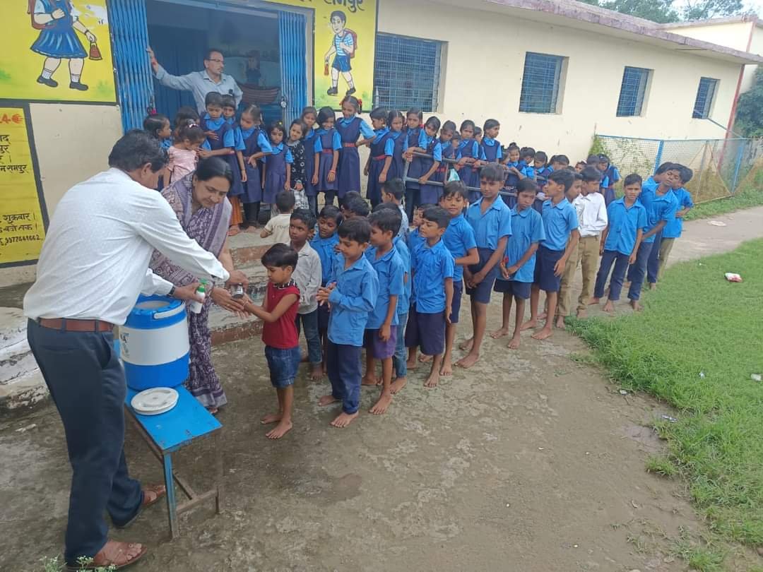 कलेक्‍टर के निर्देश पर विभिन्‍न अधिकारियों ने स्‍कूलों, आंगनबाड़ी, उपस्‍वास्‍थ केन्‍द्र एवं ग्राम पंचायतों का निरीक्षण किया